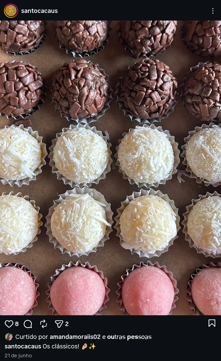 Bandeja com brigadeiros clássicos da Santo Cacau — Tradicional, Beijinho e Bicho de Pé